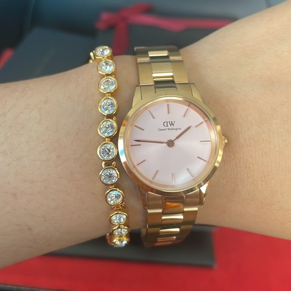 Authentic Daniel Wellington Rose Gold Watch💓 - Picture 3 of 16